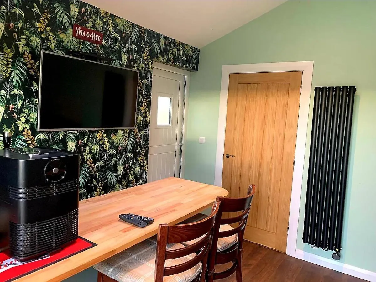 Y Caban-The Cabin-2 Guests-Private Parking-Fast Wifi Llanelli United Kingdom