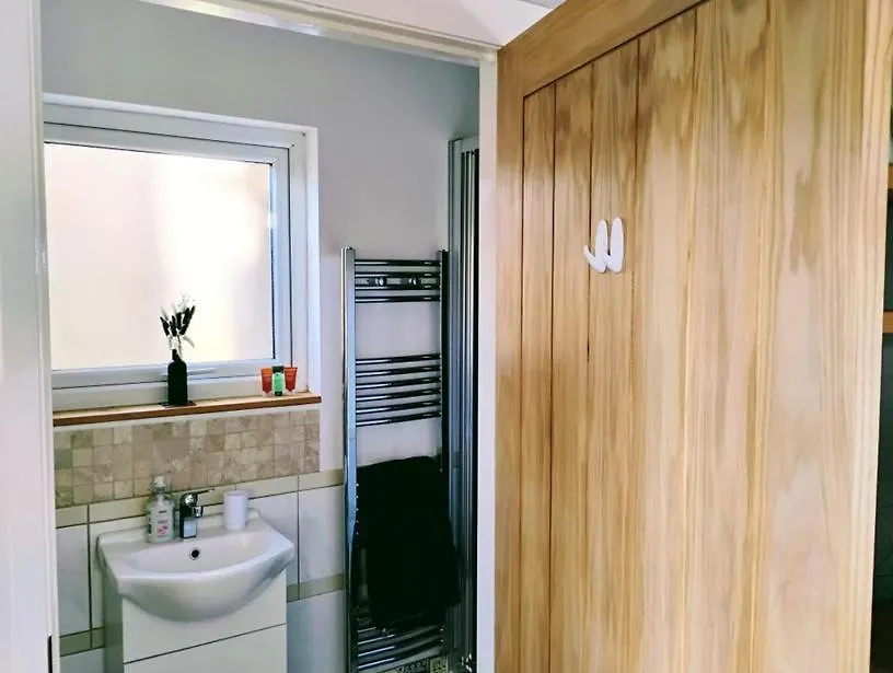 Y Caban-The Cabin-2 Guests-Private Parking-Fast Wifi Llanelli 0*,  United Kingdom
